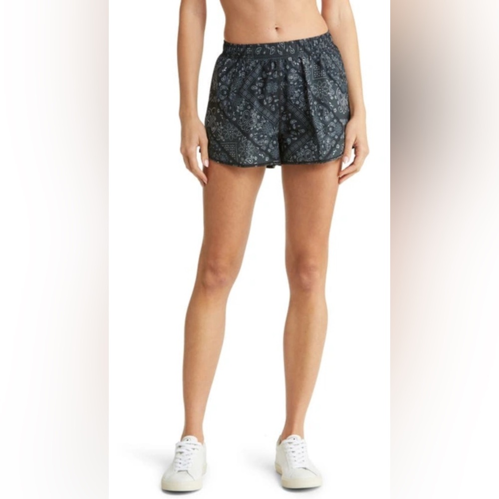 NWT Alo Yoga Bandana Stride Shorts